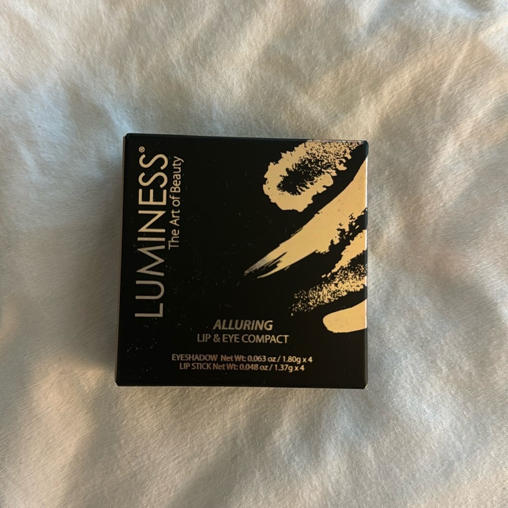 NEW! Luminess Alluring Lip & Eye Compact, 2 layers in one compact mirror